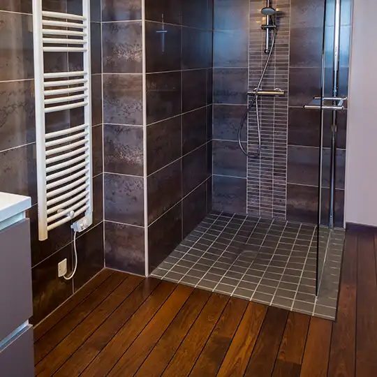 Pose de carrelage et de parquet dans une salle de bains